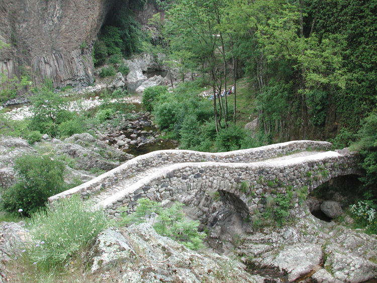 Old Roman Bridge in Aubenas, Ardeche Valley, southern France.jpg 570.4K